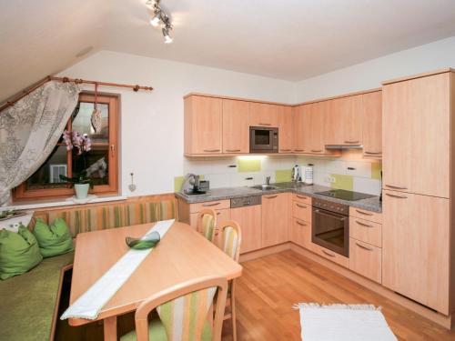 Kuchyňa alebo kuchynka v ubytovaní Apartment Poldi by Interhome