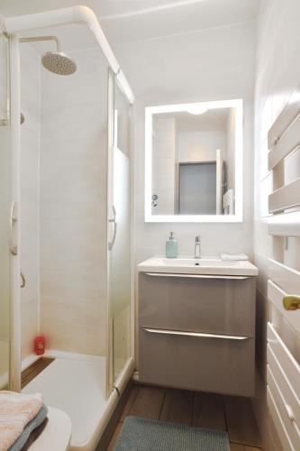une salle de bain avec un lavabo et une douche dans l'établissement très bel appartement 8 personnes wifi offert, à Deauville