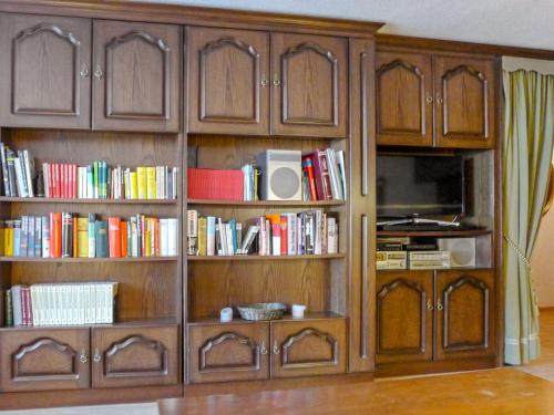 una gran estantería de madera con libros. en Apartment Zen Stecken A by Interhome, en Zermatt