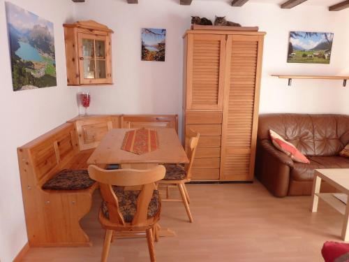 ein Wohnzimmer mit einem Tisch und einem Sofa in der Unterkunft Apartment Apt-16 by Interhome in Silvaplana