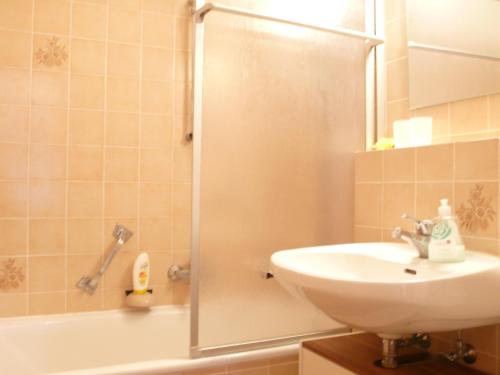 Koupelna v ubytování Apartment A305 by Interhome