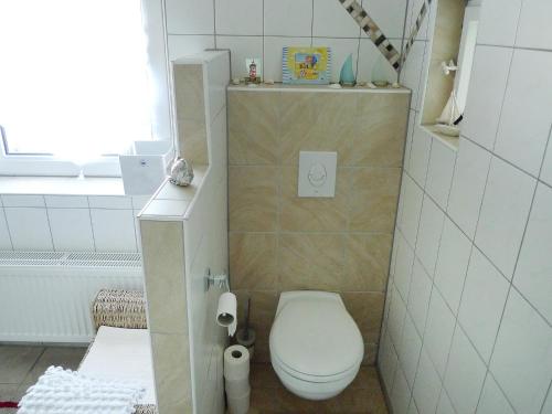 a small bathroom with a toilet in a room at Holiday Home Hexenhuus by Interhome in Hage