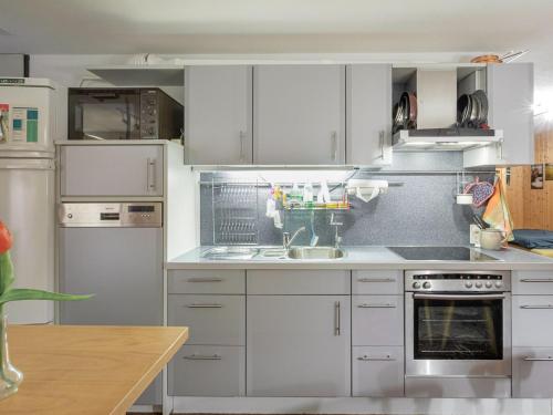 Apartment Apt B 078 by Interhomeにあるキッチンまたは簡易キッチン