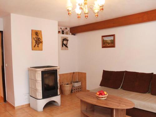 - un salon avec un canapé et une cuisinière dans l'établissement Apartment Janová by Interhome, à Janová