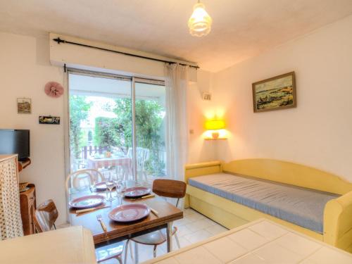 - une chambre avec un lit, une table et une salle à manger dans l'établissement Studio Les Cyprianes-6 by Interhome, à La Grande Motte