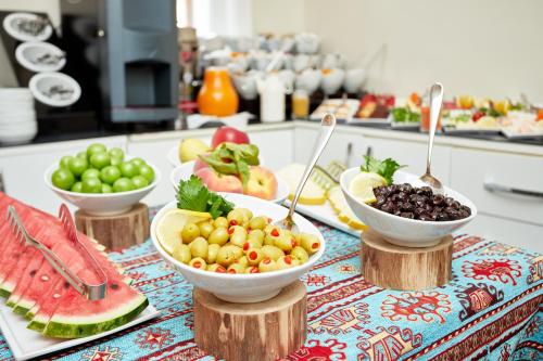伊斯坦布尔玛塔拉奇考拉克酒店的桌上放着一碗水果和蔬菜