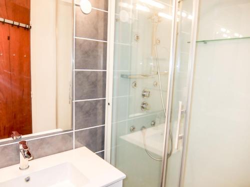 une salle de bain avec douche et lavabo dans l'établissement Studio Brelin Evons R05 by Interhome, aux Menuires
