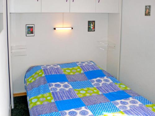 VermalaにあるApartment Barzettes-Vacances B-5 by Interhomeのベッドルーム(キルト付きのベッド付)