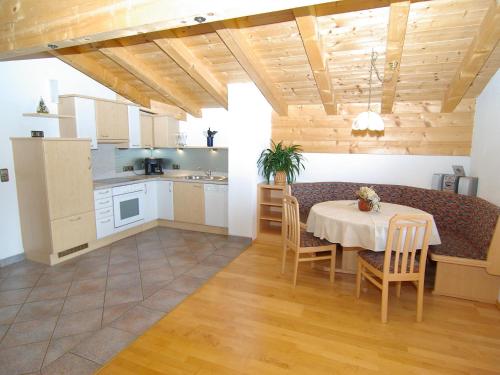 eine Küche und ein Esszimmer mit einem Tisch und Stühlen in der Unterkunft Apartment Hansjörg-4 by Interhome in Gattererberg