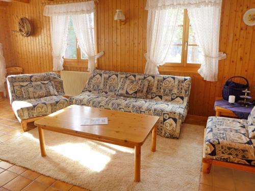 - un salon avec un canapé et une table basse dans l'établissement Chalet Notre Rêve by Interhome, à Zinal