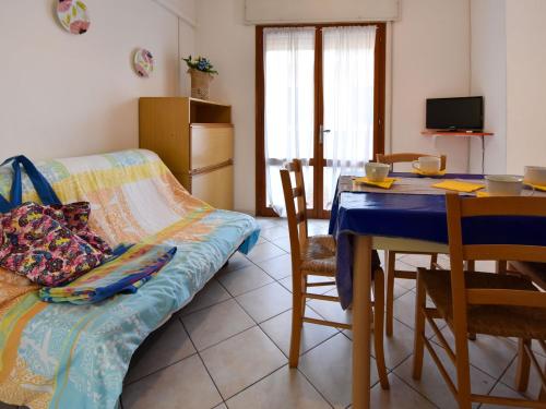 ロゾリーナ・マーレにあるApartment Casa Daniela-3 by Interhomeのリビングルーム(テーブル、ベッド付)