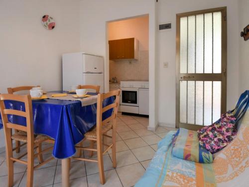ロゾリーナ・マーレにあるApartment Casa Daniela-3 by Interhomeのキッチン(テーブル、椅子付)