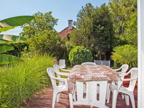 una mesa blanca y sillas en un patio en Holiday Home Azzurro by Interhome en Balatonmáriafürdő