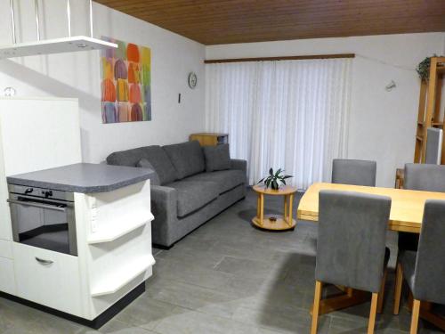 אזור ישיבה ב-Apartment Chalet Almis-Bödeli-2 by Interhome