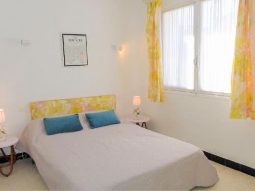 une chambre avec un lit avec deux tables et deux fenêtres dans l'établissement Apartment Les Hirondelles by Interhome, à Narbonne-Plage