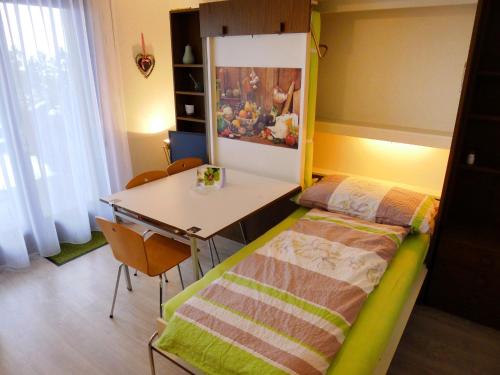 Schlafzimmer mit einem Bett, einem Schreibtisch und einem Tisch in der Unterkunft Studio Annex by Interhome in Emmetten