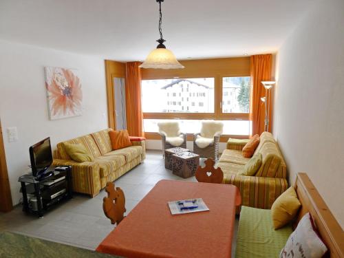 - un salon avec deux canapés et une table dans l'établissement Apartment Chesa Boffalora by Interhome, à Valbella