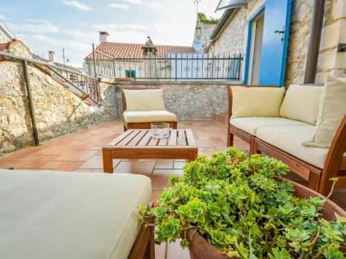 balkon z kanapą i stolikiem kawowym w obiekcie Holiday Home Mali dvori by Interhome w mieście Diklo