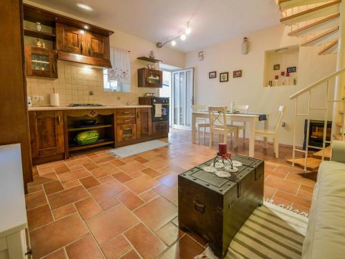 duża kuchnia z salonem i stołem w obiekcie Holiday Home Mali dvori by Interhome w mieście Diklo