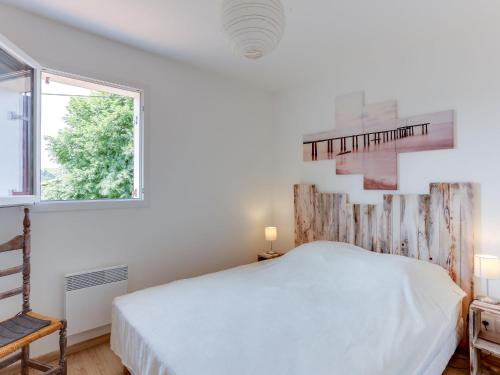 een witte slaapkamer met een bed en een raam bij Holiday Home Mendi Bixta by Interhome in Amotz