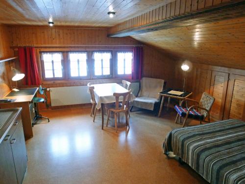 RitzingenにあるApartment Poschthüs Biel-2 by Interhomeのベッドルーム(テーブル、椅子、ベッド付)