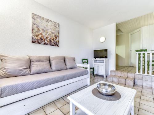 sala de estar con sofá y mesa en Apartment du Golf-9 by Interhome, en Saint Cyprien Plage