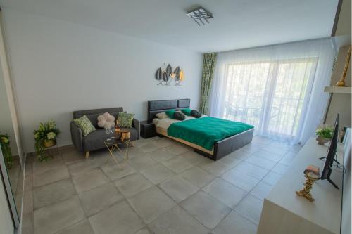 ein Wohnzimmer mit einem Bett und einem Sofa in der Unterkunft CITY VIBE STUDIO in Braşov