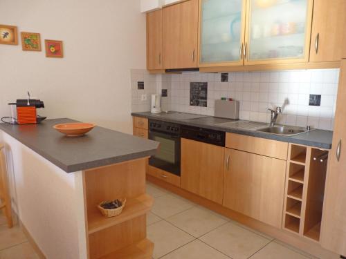Dapur atau dapur kecil di Apartment Viognier 5 by Interhome