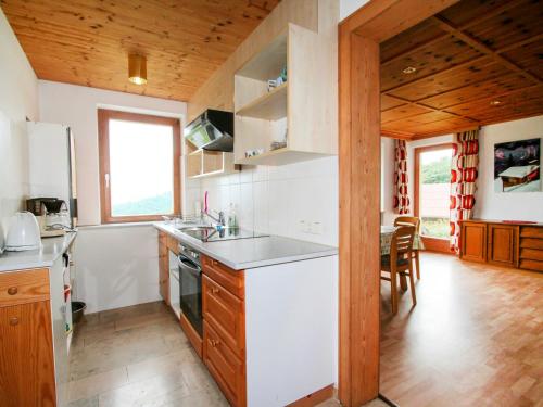 RodundにあるApartment Ainhauser-1 by Interhomeの木製の天井、白い家電製品付きのキッチン