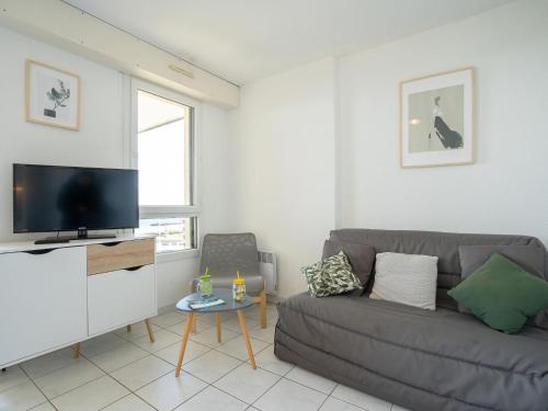 un salon avec un canapé et une télévision à écran plat dans l'établissement Apartment Le Sunset-Cap Sud-20 by Interhome, au Cap d'Agde