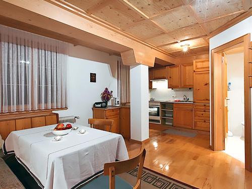 eine Küche mit einem Tisch und einer Obstschale darauf in der Unterkunft Apartment Ainhauser-3 by Interhome in Rodund