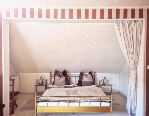 a bed in a room with a striped ceiling at Am Lindenplatz in Crinitz