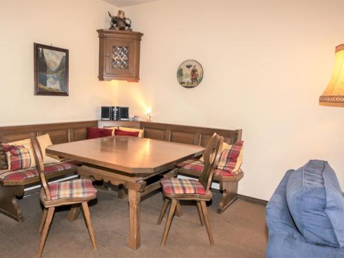 - une salle à manger avec une table et des chaises en bois dans l'établissement Apartment Römer by Interhome, à Bad Hofgastein