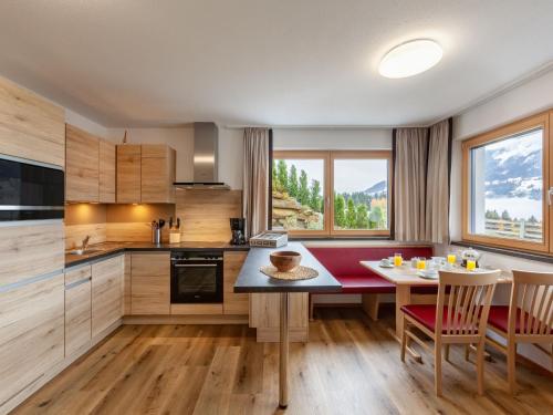 uma cozinha com uma mesa com cadeiras e uma sala de jantar em Apartment Birgit by Interhome em Stumm