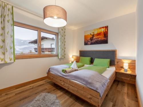 um quarto com uma cama e uma grande janela em Apartment Birgit by Interhome em Stumm