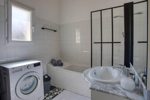 a bathroom with a washing machine and a sink at SARLAT - 24 - L'appartement d'Euphé avec piscine in Sarlat-la-Canéda