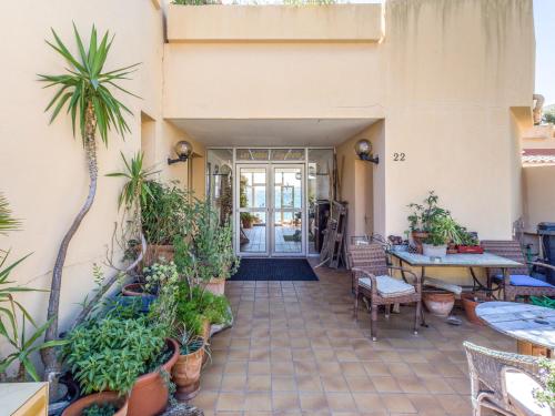 d'une terrasse avec des plantes en pot et une table. dans l'établissement Studio Les Sables d'Aiguebelle-2 by Interhome, à Aigue-Belle