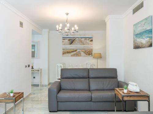 uma sala de estar com um sofá e uma mesa em Apartment Dali by Interhome em Torremolinos
