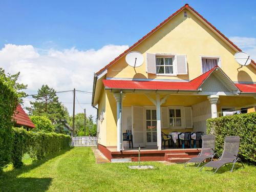 バラトンマーリアフュルドゥーにあるHoliday Home Welle by Interhomeの黄色い家
