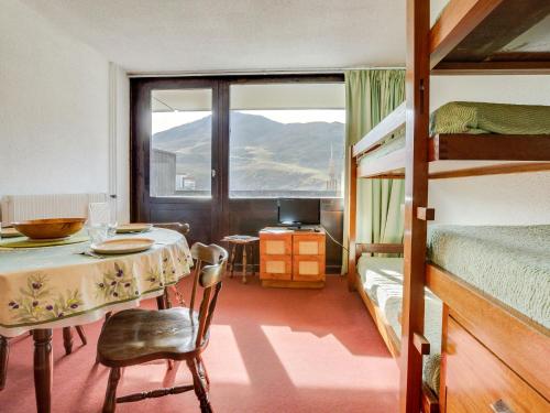 Cette chambre comprend une table et des lits superposés. dans l'établissement Studio Aravis 314 by Interhome, aux Menuires