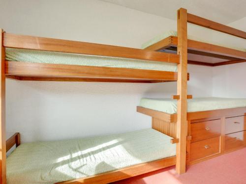 レ・メニュアールにあるStudio Aravis-5 by Interhomeの二段ベッド2組が備わる客室です。