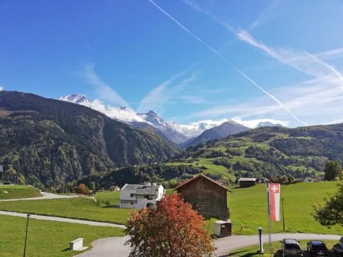 Una vista de un valle con montañas al fondo. en Apartment Apt B 032 by Interhome, en Disentis