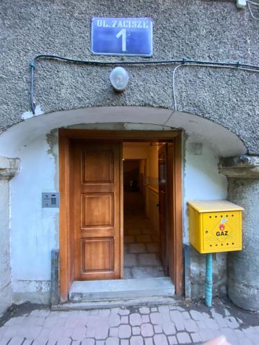een toegang tot een gebouw met een houten deur bij Szczawno in Szczawno-Zdrój