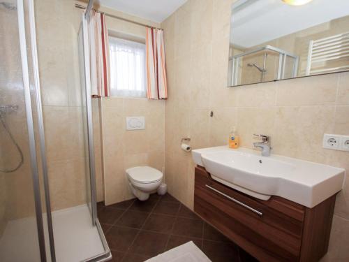 A bathroom at Apartment Schloßmühle by Interhome
