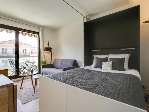 une chambre avec un grand lit et une chaise dans l'établissement Studio Sun Beach by Interhome, à Arcachon