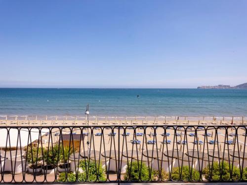Elle offre une vue sur la plage dotée de chaises et l'océan. dans l'établissement Villa Gabriella by Interhome, à Formia