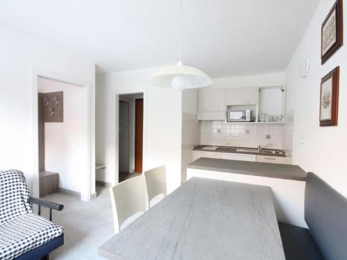 cocina y comedor con mesa y sillas en Apartment Kristall by Interhome, en Mezzana