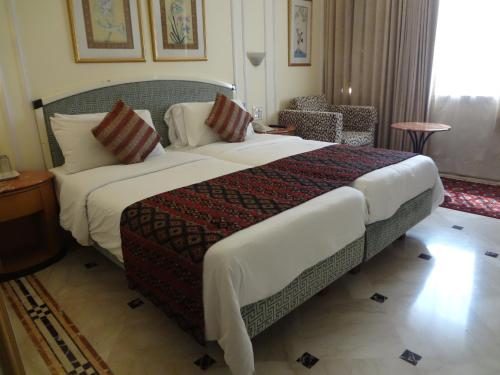 En eller flere senge i et værelse på Regency Hotel Malabar Hill