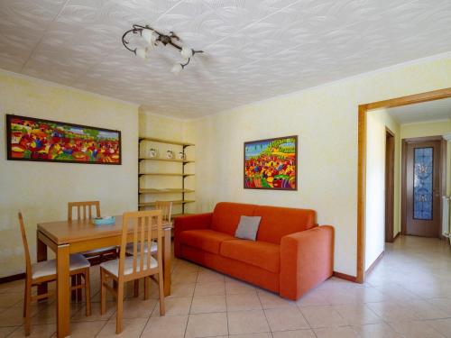 ein Wohnzimmer mit einem Sofa und einem Tisch in der Unterkunft Holiday Home La mia Casetta by Interhome in Porto Valtravaglia