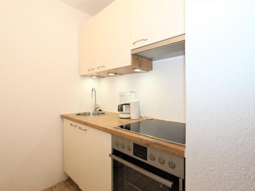 Kuchyň nebo kuchyňský kout v ubytování Apartment Römerhof-2 by Interhome